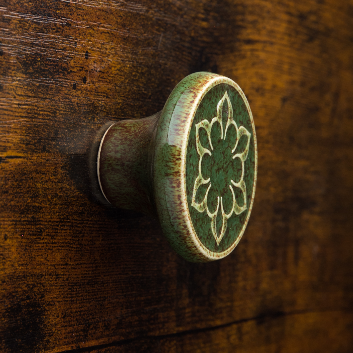 zielono-brązowe gałki do mebli