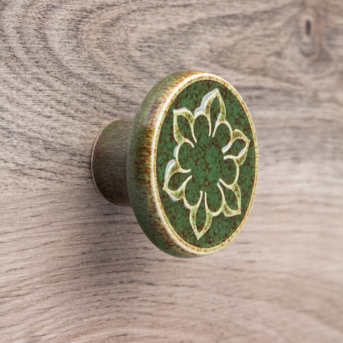 zielono-brązowe gałki do mebli