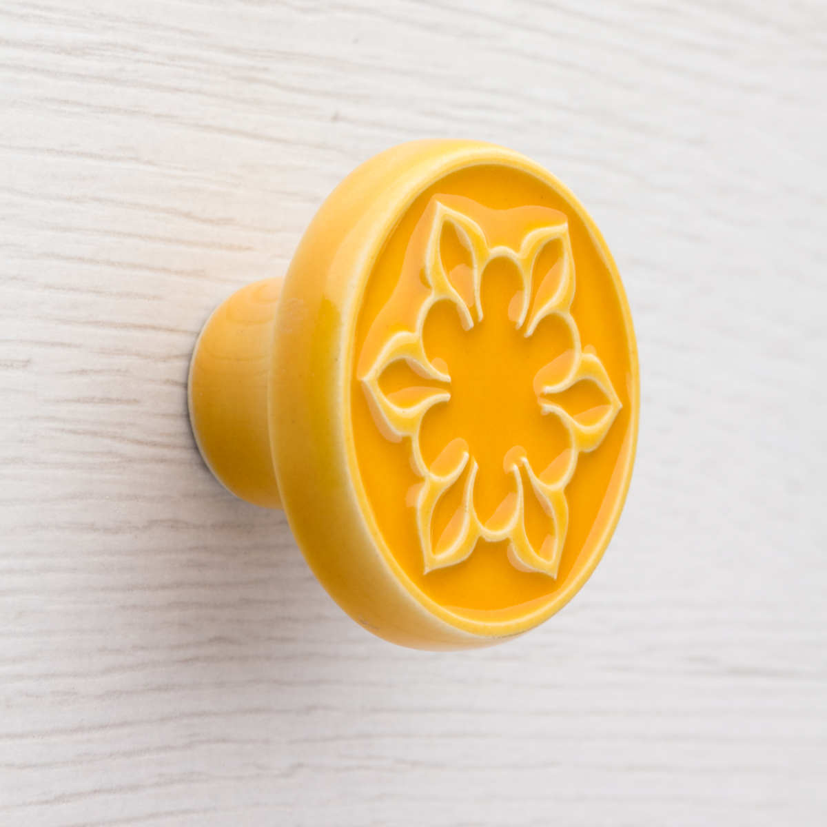 żółte gałki do mebli