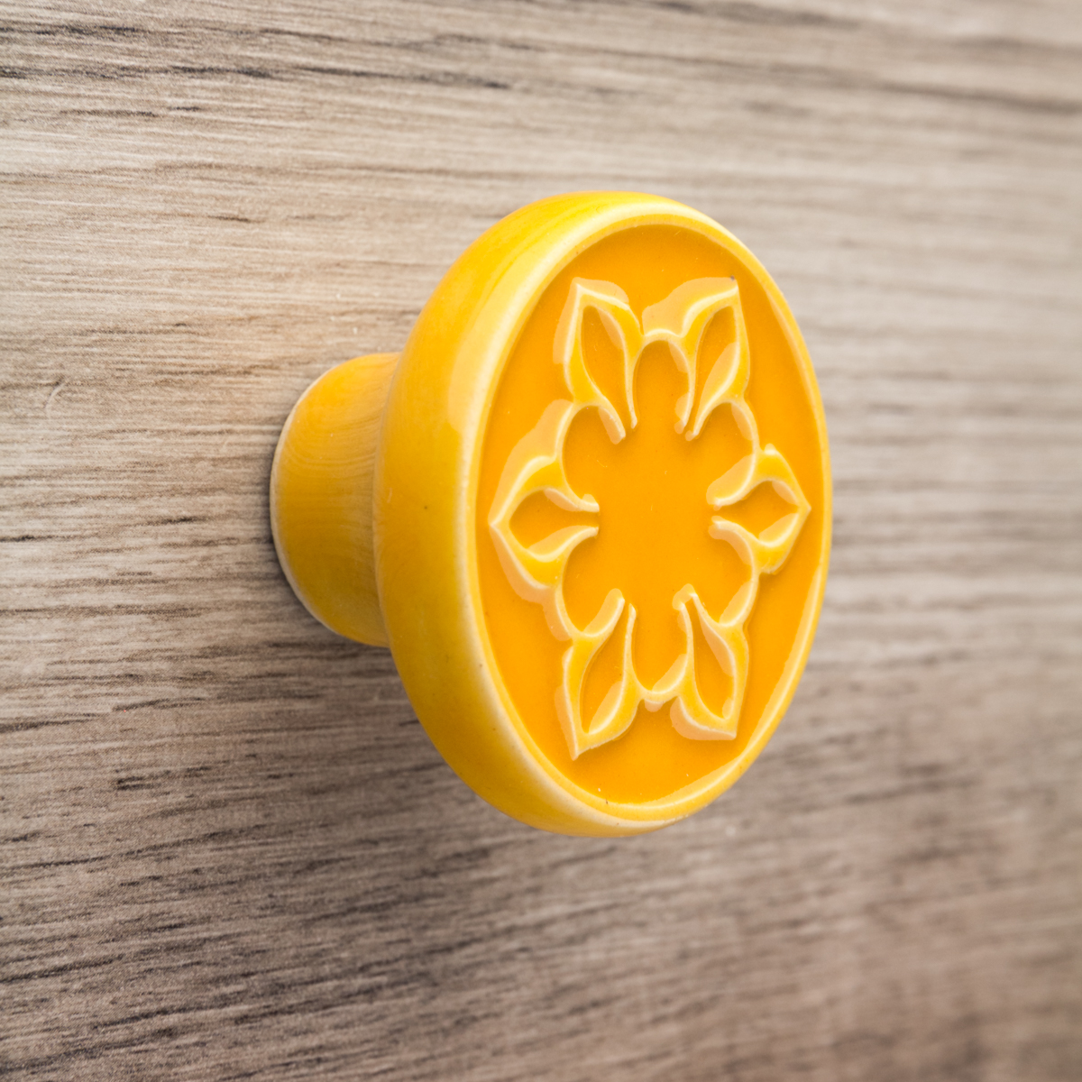 żółte gałki do mebli