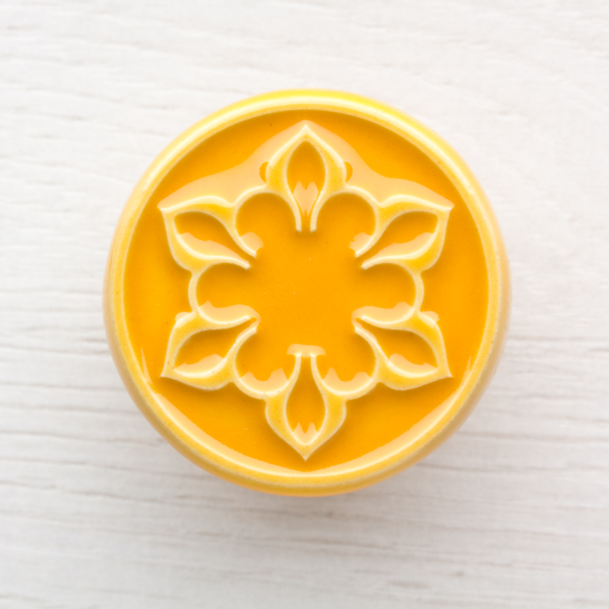 żółte gałki do mebli