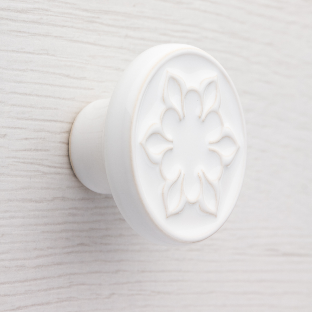 biała ceramiczna gałka do mebli