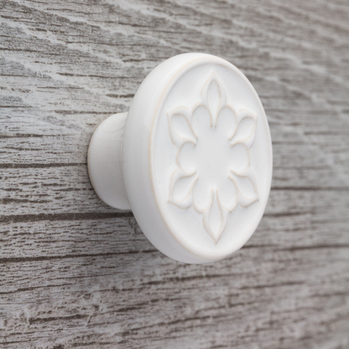 biała ceramiczna gałka do mebli