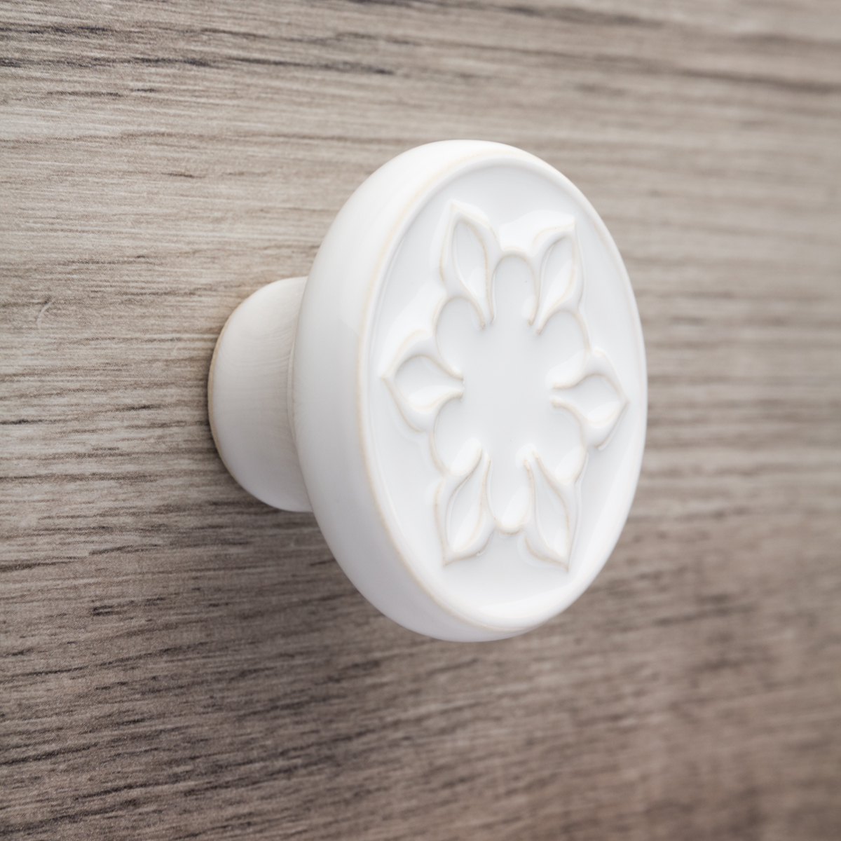 biała ceramiczna gałka do mebli