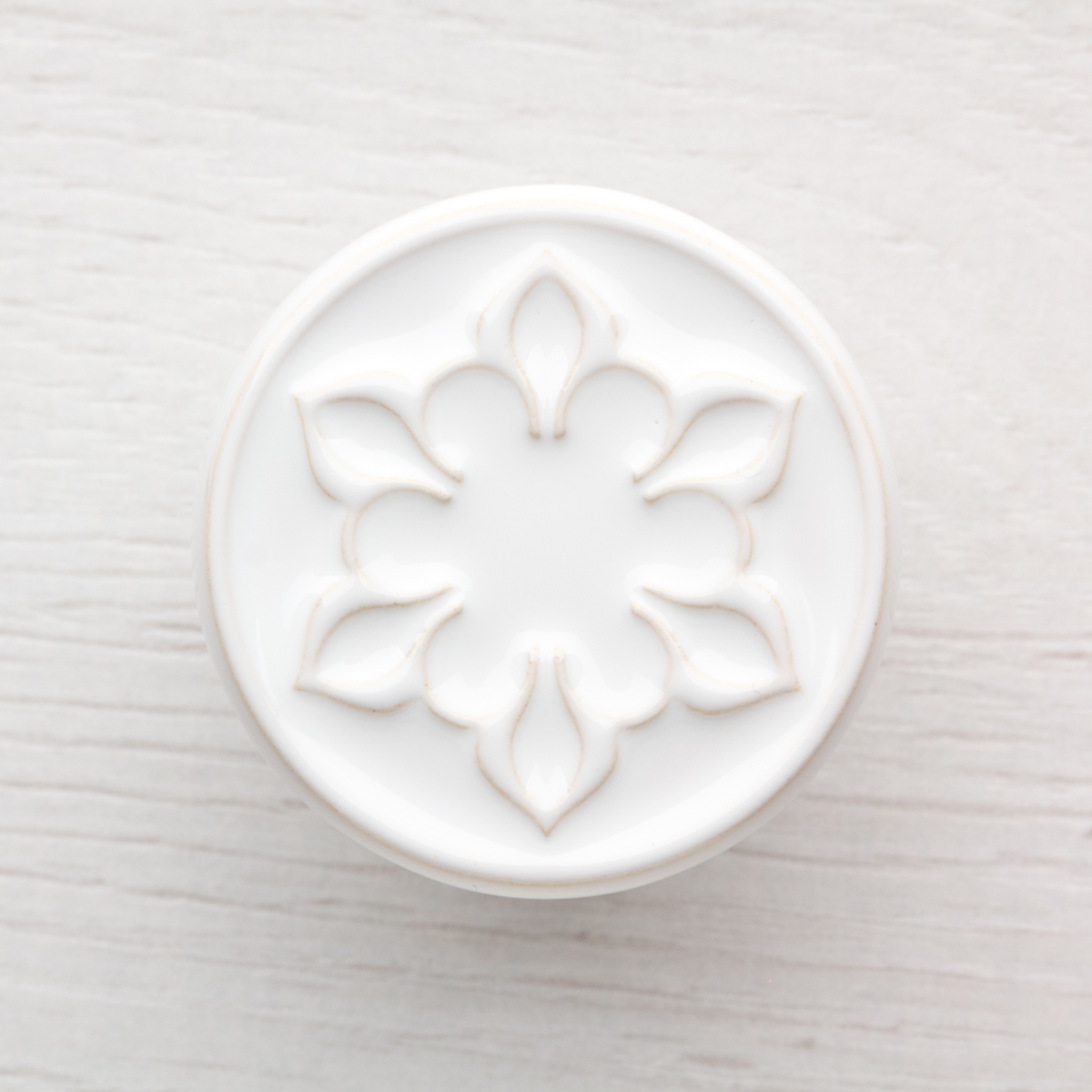 biała ceramiczna gałka do mebli