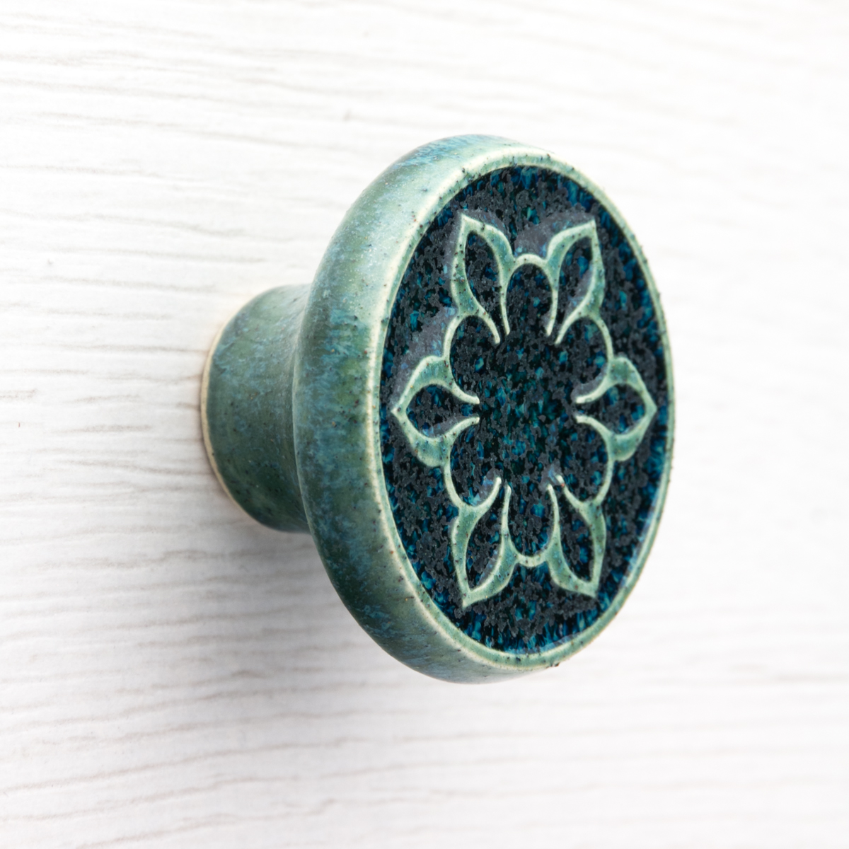 zielono-niebieskie gałki do mebli