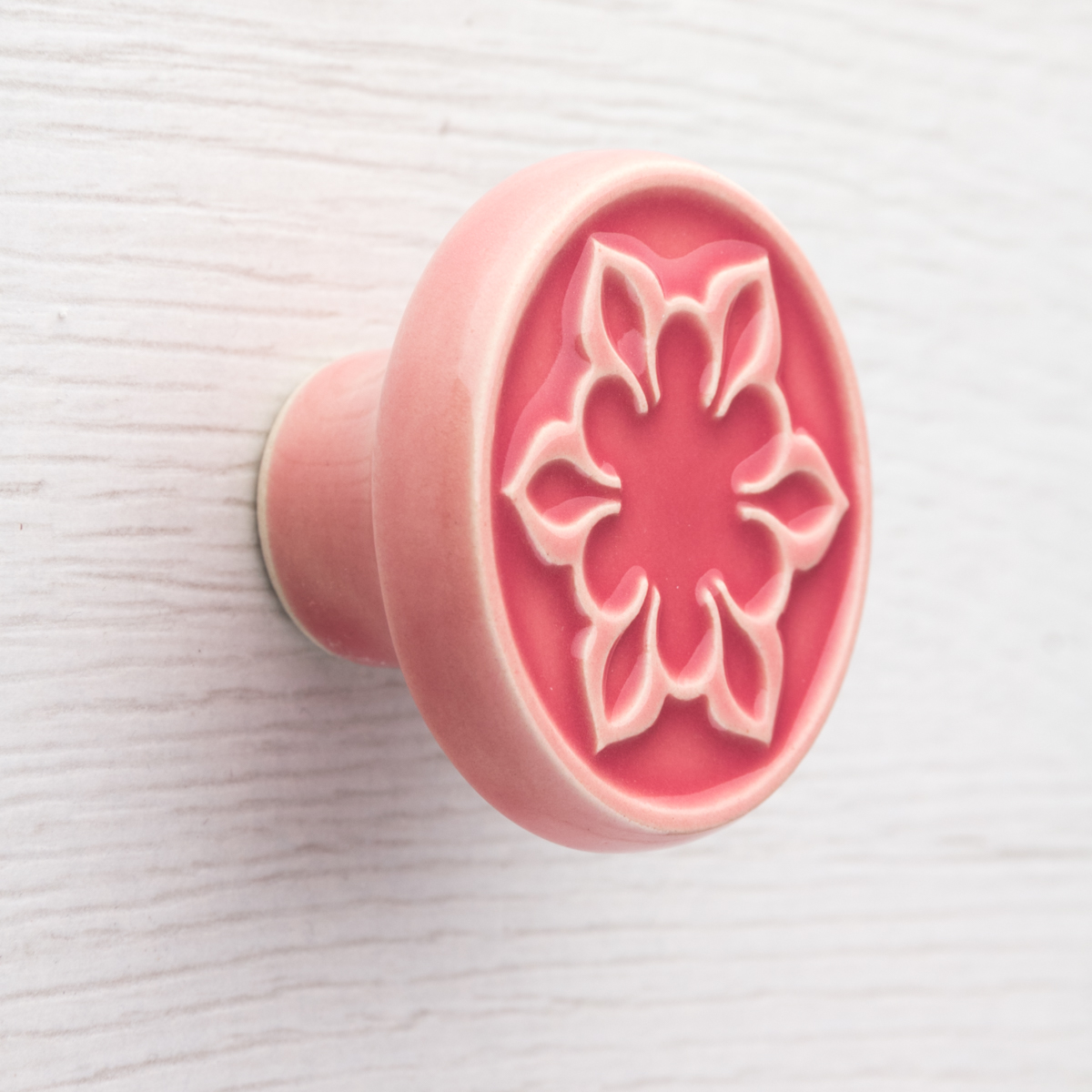 różowe gałki do mebli