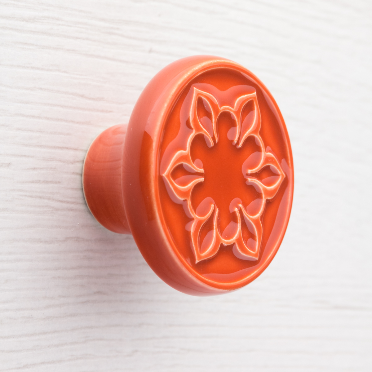 pomarańczowo-brązowe gałki do mebli