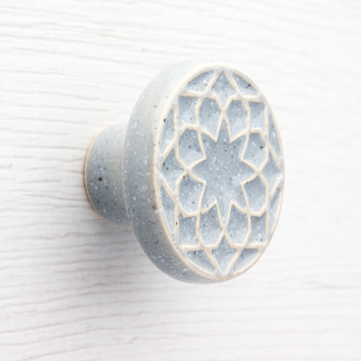 gałka szara nakrapiana