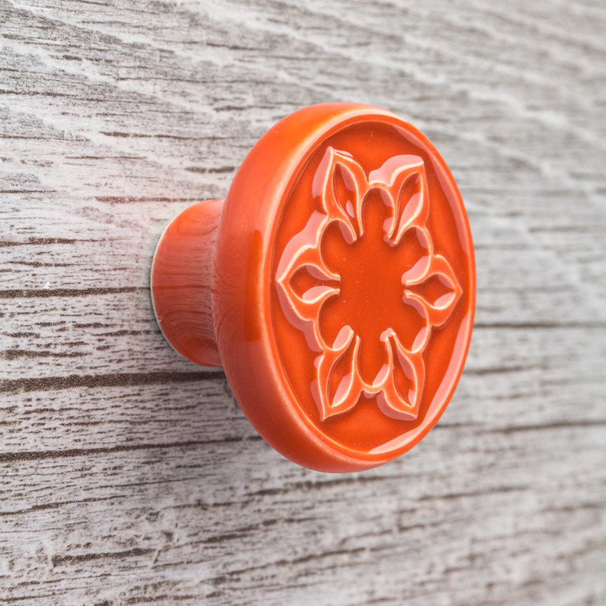 pomarańczowo-brązowe gałki do mebli