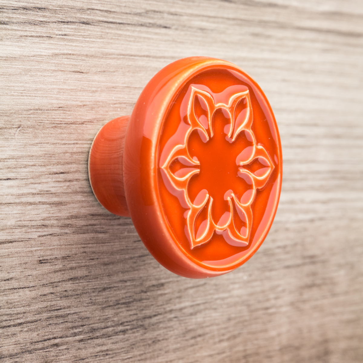 pomarańczowo-brązowe gałki do mebli