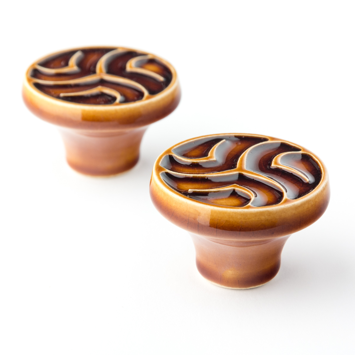 brązowo-miodowe gałki do mebli