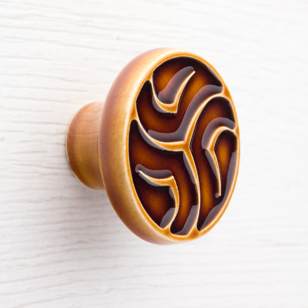 brązowo-miodowe gałki do mebli