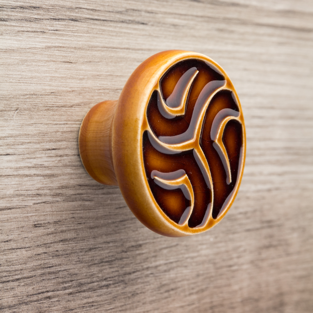 brązowo-miodowe gałki do mebli