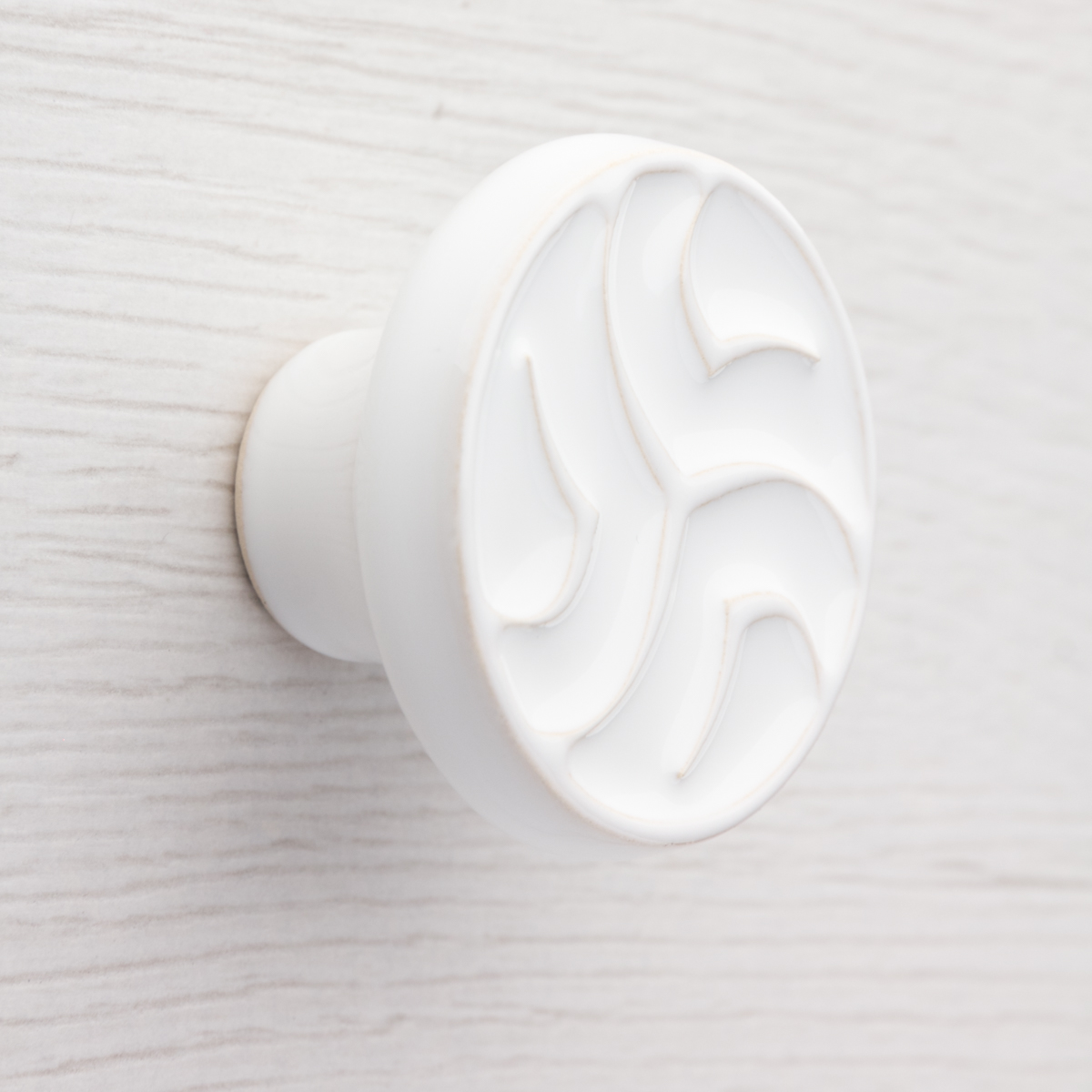 biała ceramiczna gałka do mebli