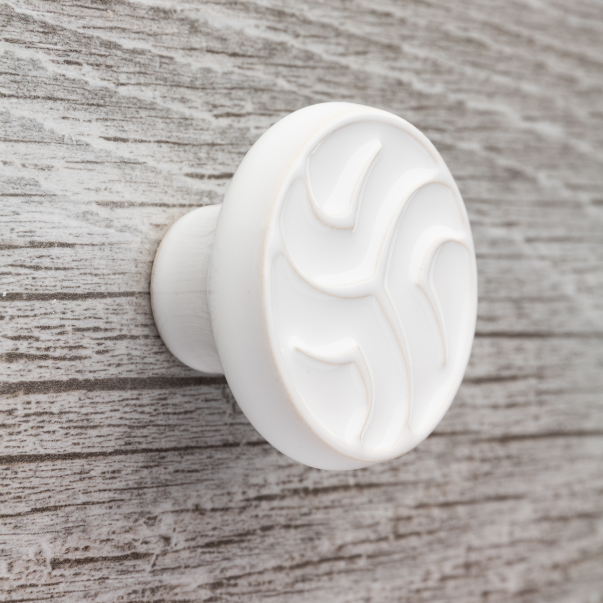 biała ceramiczna gałka do mebli