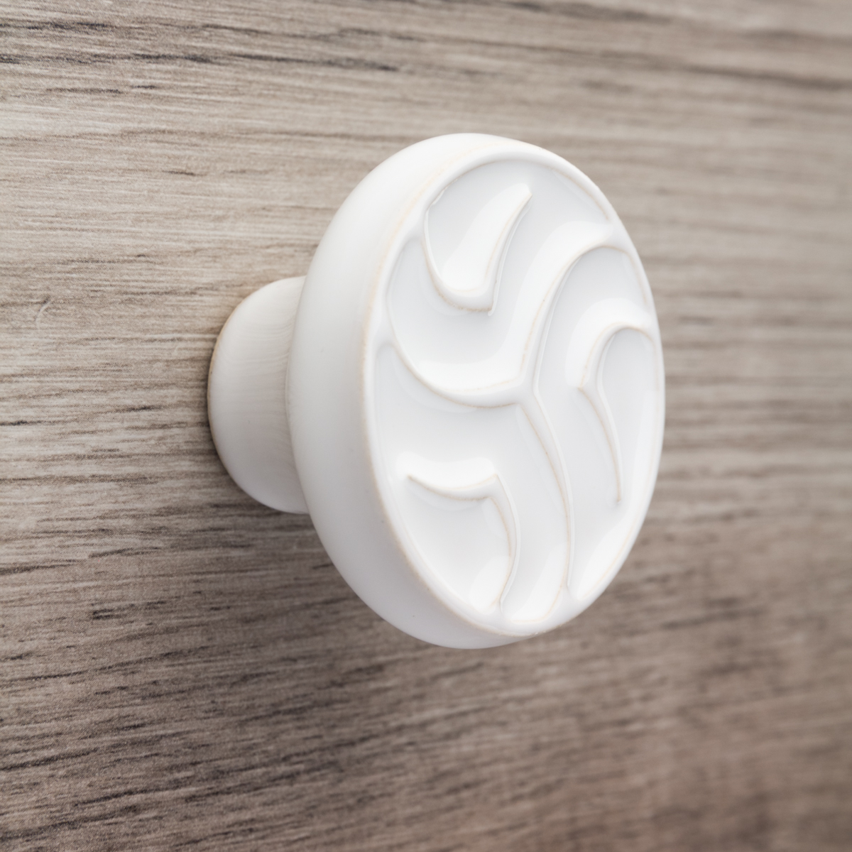 biała ceramiczna gałka do mebli