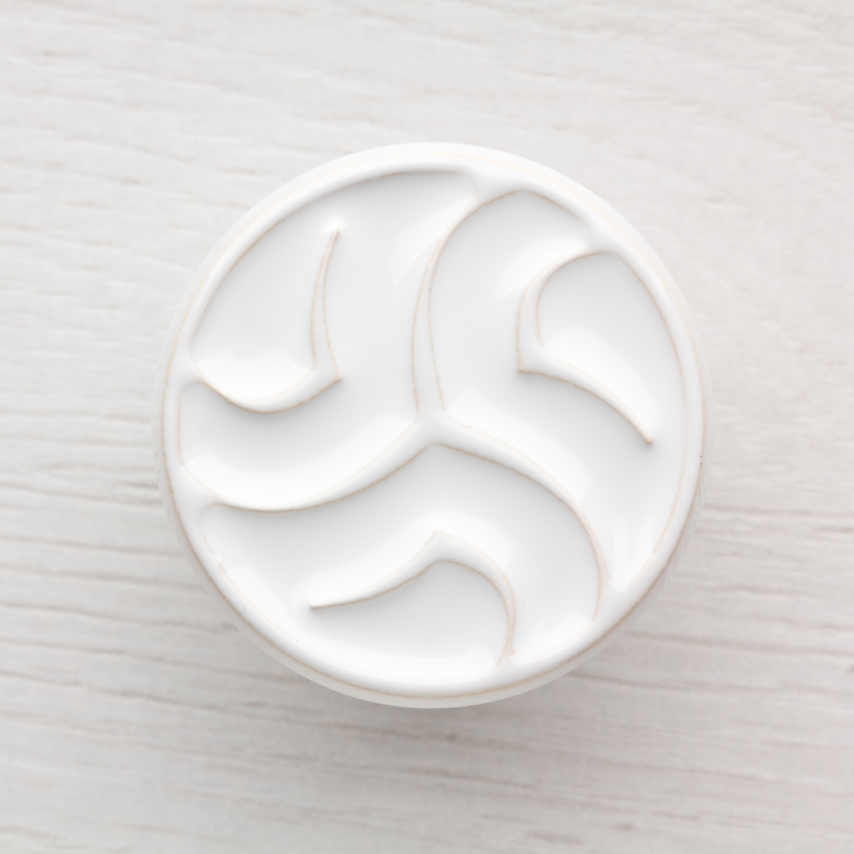 biała ceramiczna gałka do mebli